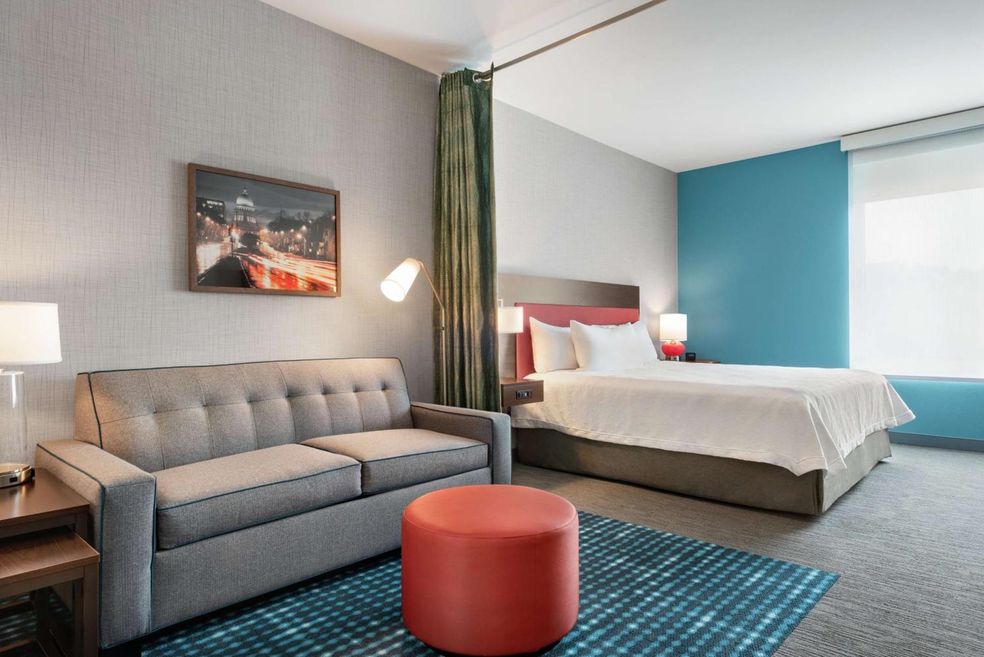 Hotel Home2 By Hilton Alliant Energy Center 3*